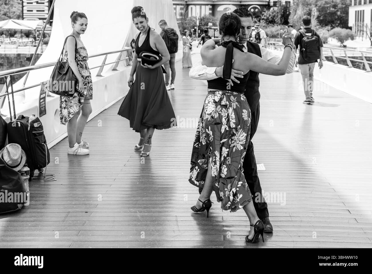 Junge Tangotänzer treten in der Puente de La Mujer, Puerto Madero, Buenos Aires, Argentinien auf. Stockfoto