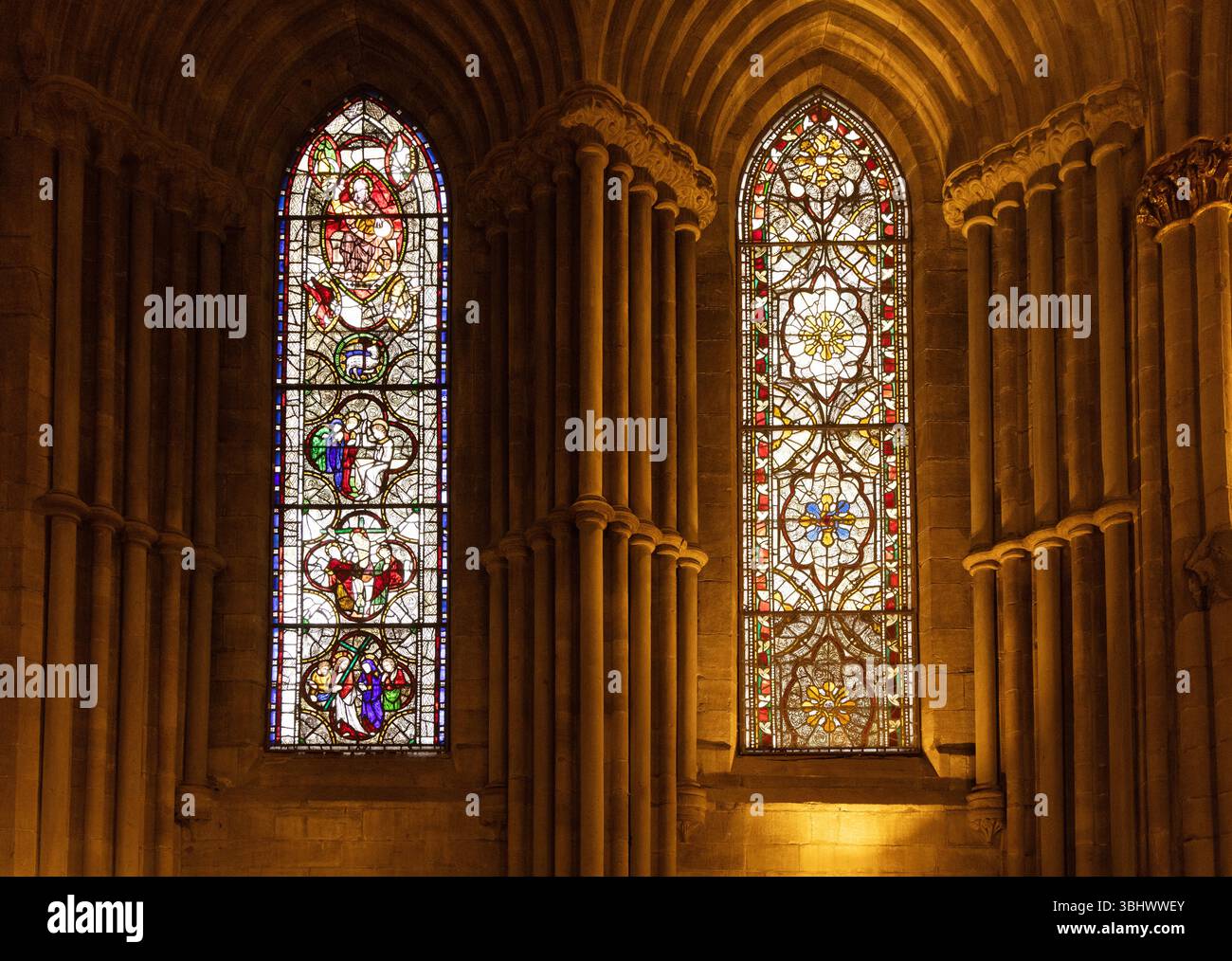Hereford Cathedral, Hereford UK; mittelalterliche Buntglasfenster in der Lady Chapel aus dem 13. Jahrhundert, 1400er Jahre, die ältesten in der Kathedrale Stockfoto