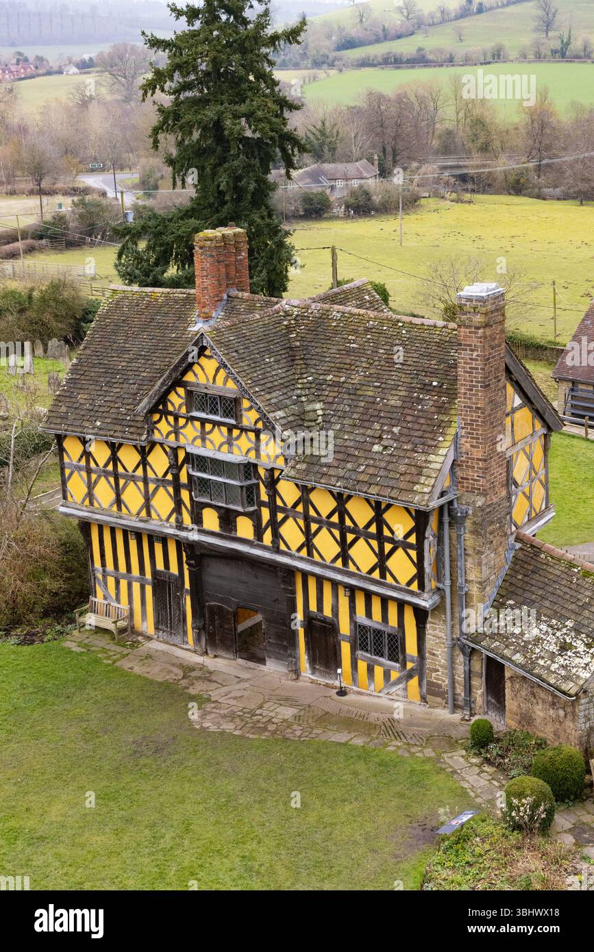 Über dem Torhaus von Stokesay Castle, einem mittelalterlichen Gebäude aus dem 17. Jahrhundert, Teil des Stokesay Castle aus dem 13. Jahrhundert, Shropshire England Großbritannien. Englische Geschichte. Stockfoto