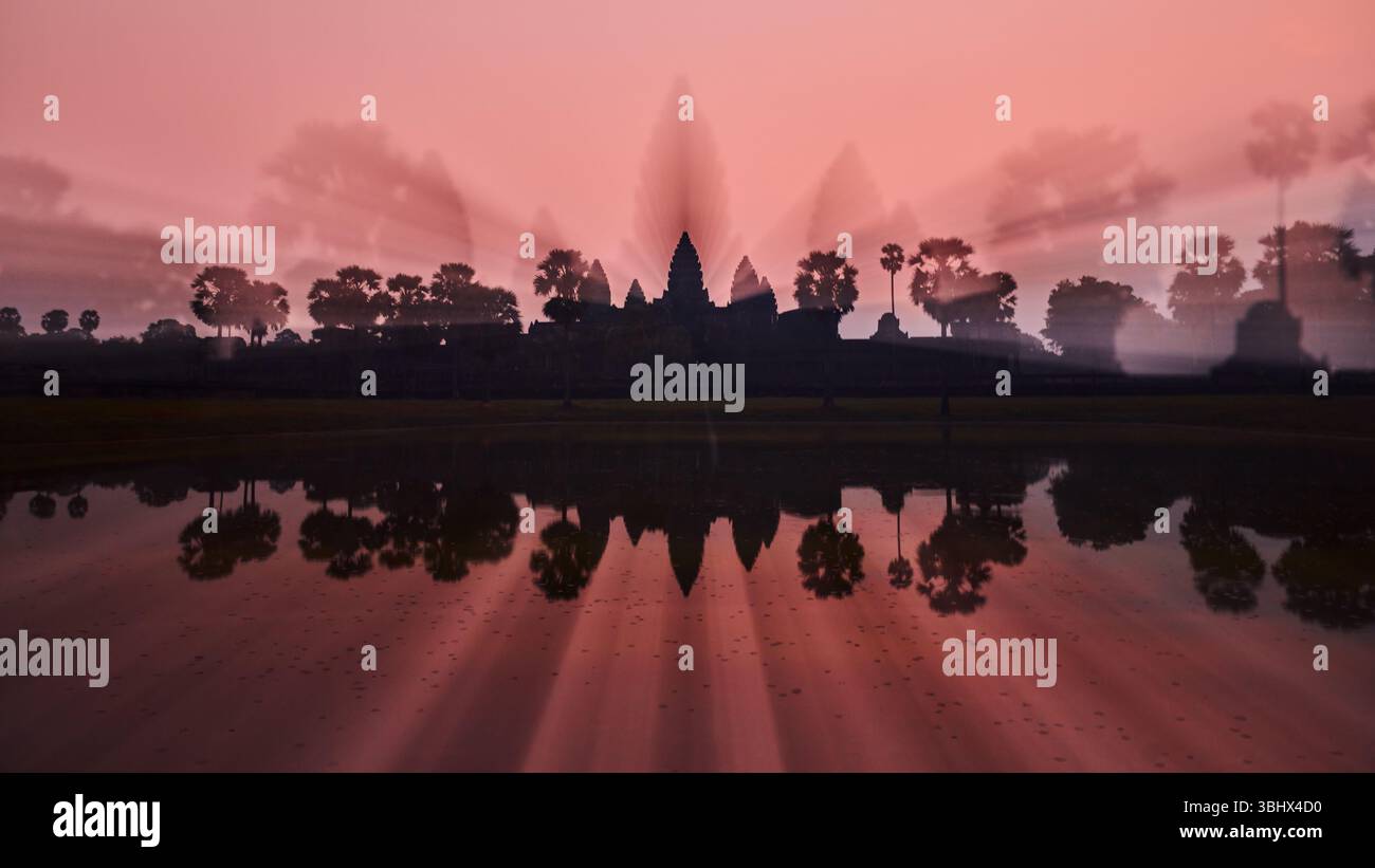 Eine einzigartige Rack-Zoom-Fotoreflexion des Angkor Wat Tempels von der gegenüberliegenden Seite des Teichs vor dem Tempel, kurz vor Sonnenaufgang. Stockfoto