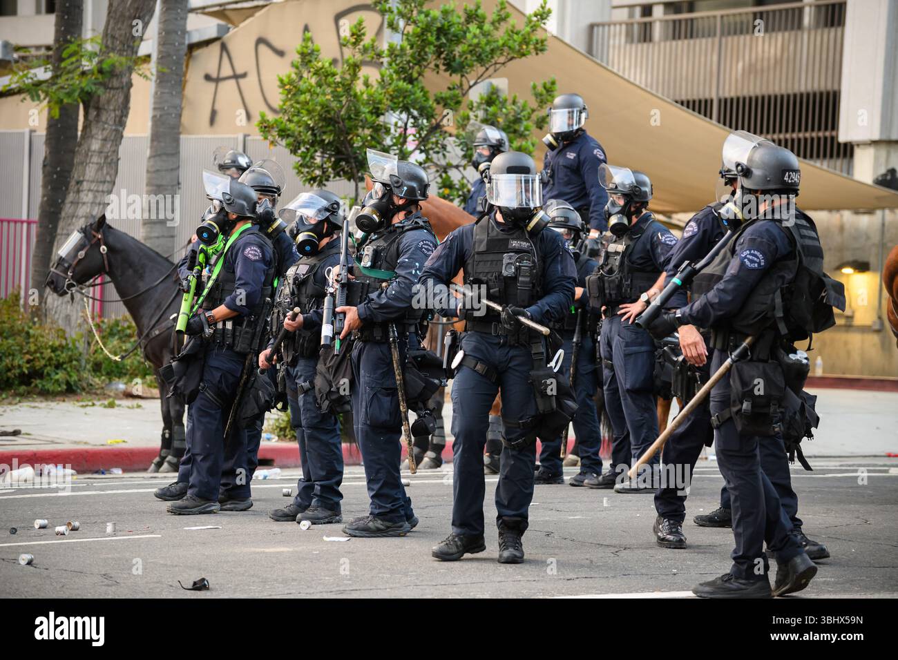 LAPD in Riot Gear, gegenüber den Demonstranten in der Spring Street, vor dem Rathaus von Los Angeles. Juni 2025 EISPROTESTE. Stockfoto