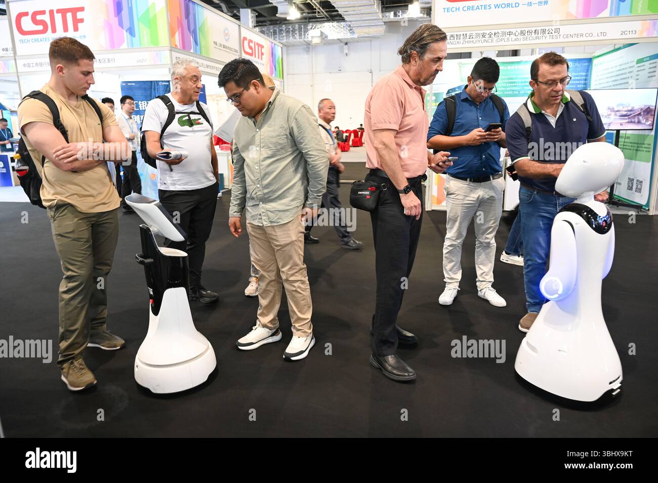 SHANGHAI, CHINA - 11. JUNI 2025 - Besucher kommunizieren mit Robotern auf der China (Shanghai) International Technology Fair (CSITF) am 11. Juni 2025 in Shanghai, China. (Foto: CFOTO/SIPA USA) Stockfoto