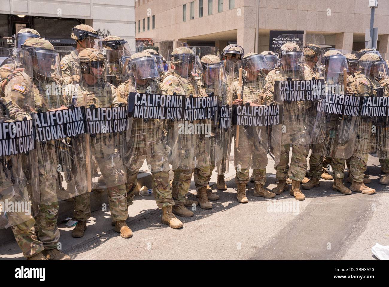 Mitglieder der Nationalgarde im Metro Interention Center in Downtown Los Angeles am 8. Juni 2025, während der Proteste gegen die Einwanderungsrazzien. Stockfoto