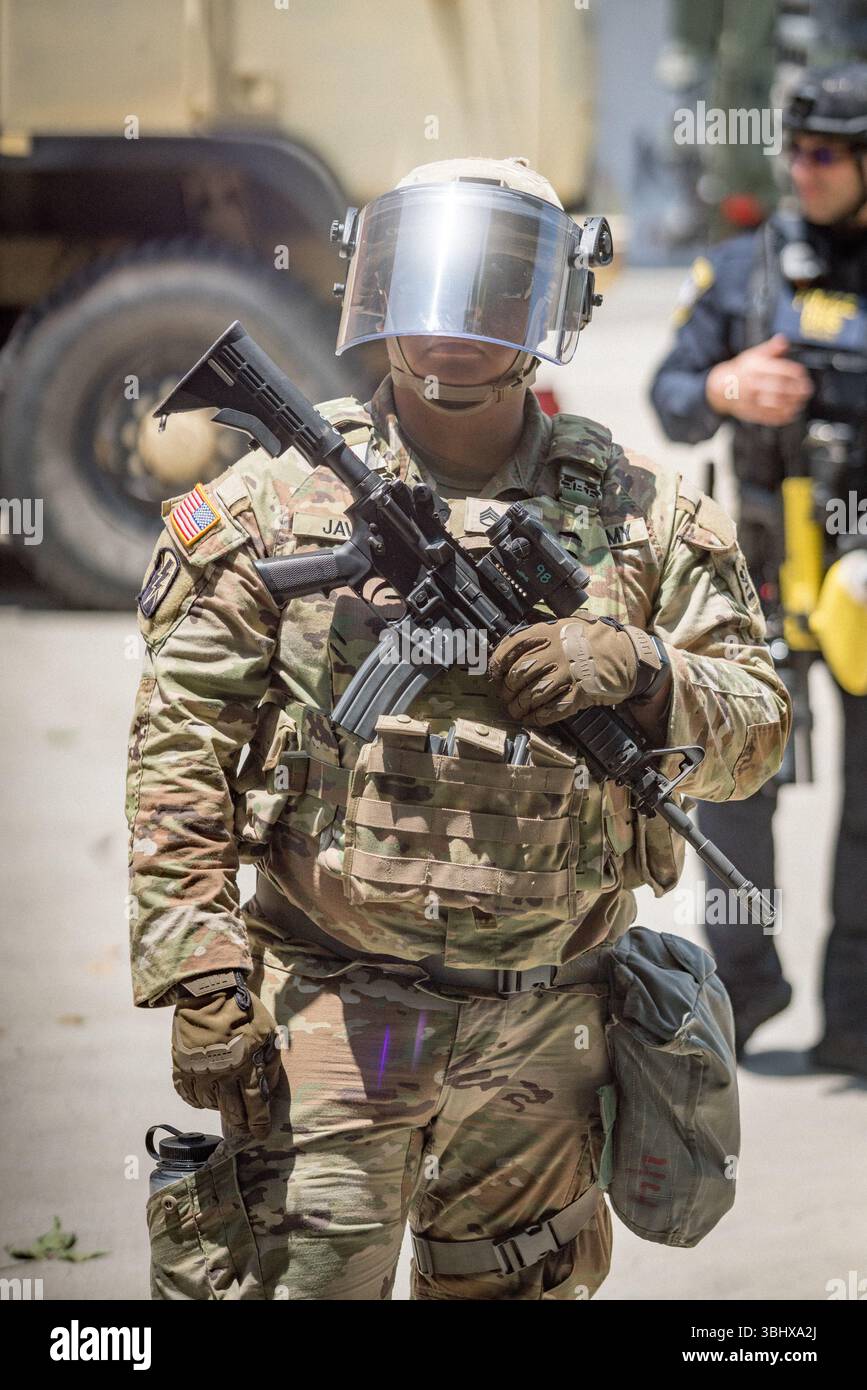 Mitglied der Nationalgarde im Metro Interention Center in Downtown Los Angeles am 8. Juni 2025, während der Proteste gegen die Einwanderungsrazzien. Stockfoto
