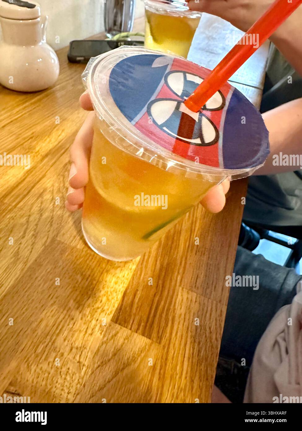 Zwei Plastikbecher Zitroneneistee - Smartphone-aufgenommenes Stockfoto