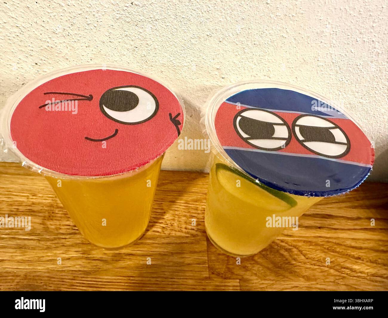 Zwei Plastikbecher Zitroneneistee - Smartphone-aufgenommenes Stockfoto