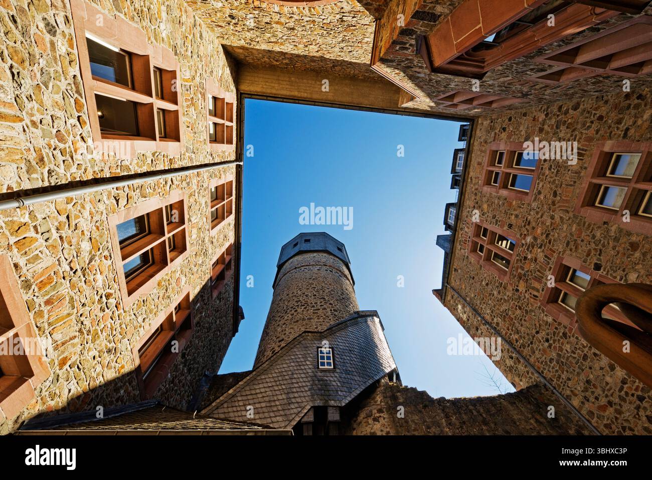 Altes Schloss, Blick vom Innenhof in den Himmel, Deutschland, Hessen, Gießen Stockfoto