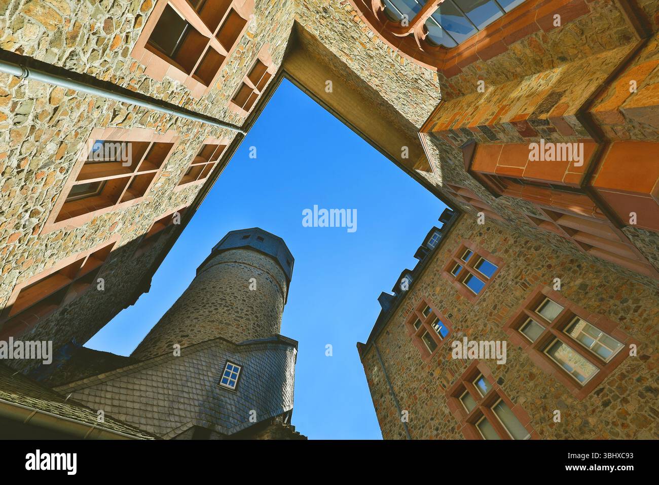 Altes Schloss, Blick vom Innenhof in den Himmel, Deutschland, Hessen, Gießen Stockfoto