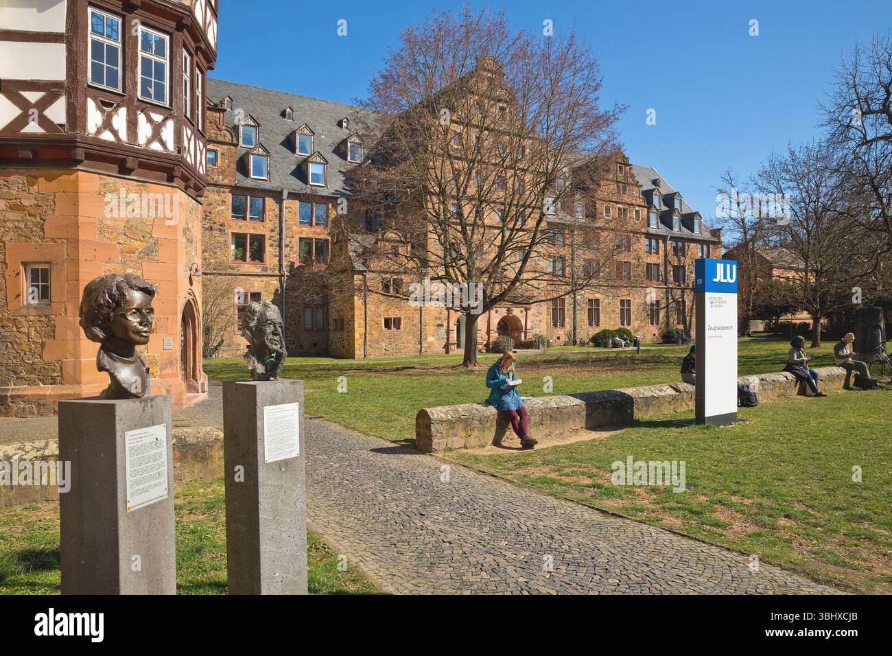 Skulptur der Köpfe vor dem Neuen Schloss und dem Waffenlager der Justus-Liebig-Universität, Deutschland, Hessen, Gießen Stockfoto