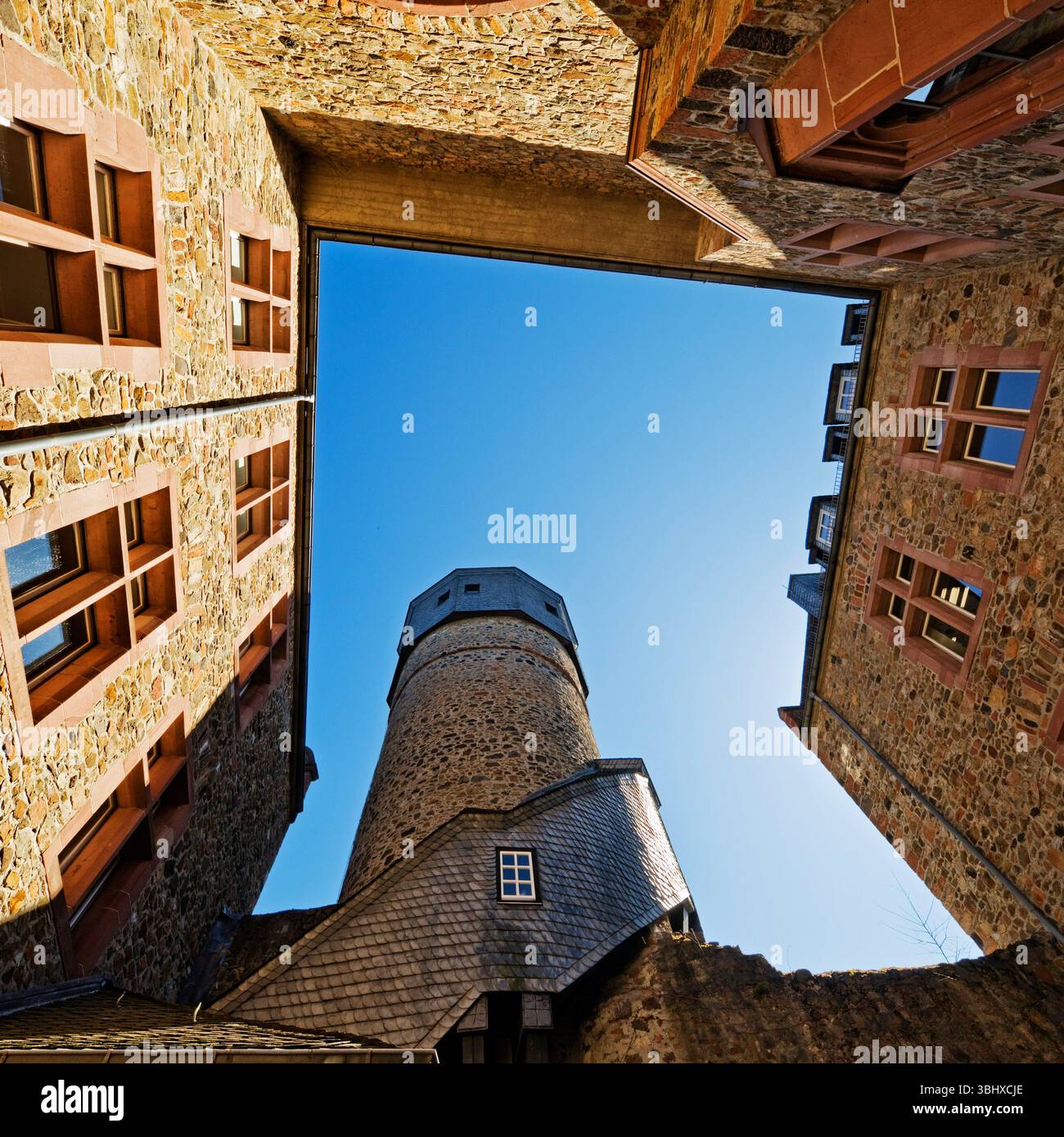 Altes Schloss, Blick vom Innenhof in den Himmel, Deutschland, Hessen, Gießen Stockfoto