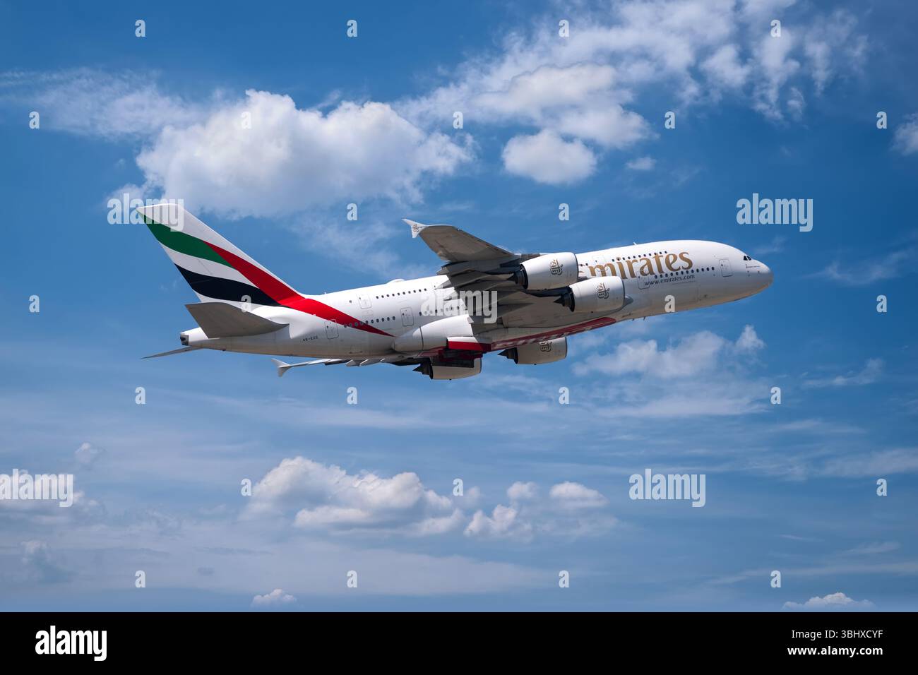 Frankfurt, Deutschland, 11. juni 2025: Der Emirates Airbus A380 startet. Der Emirates Airbus A380 steht für Komfort, Größenordnung und internationalen Flughafen auf höchstem Niveau Stockfoto