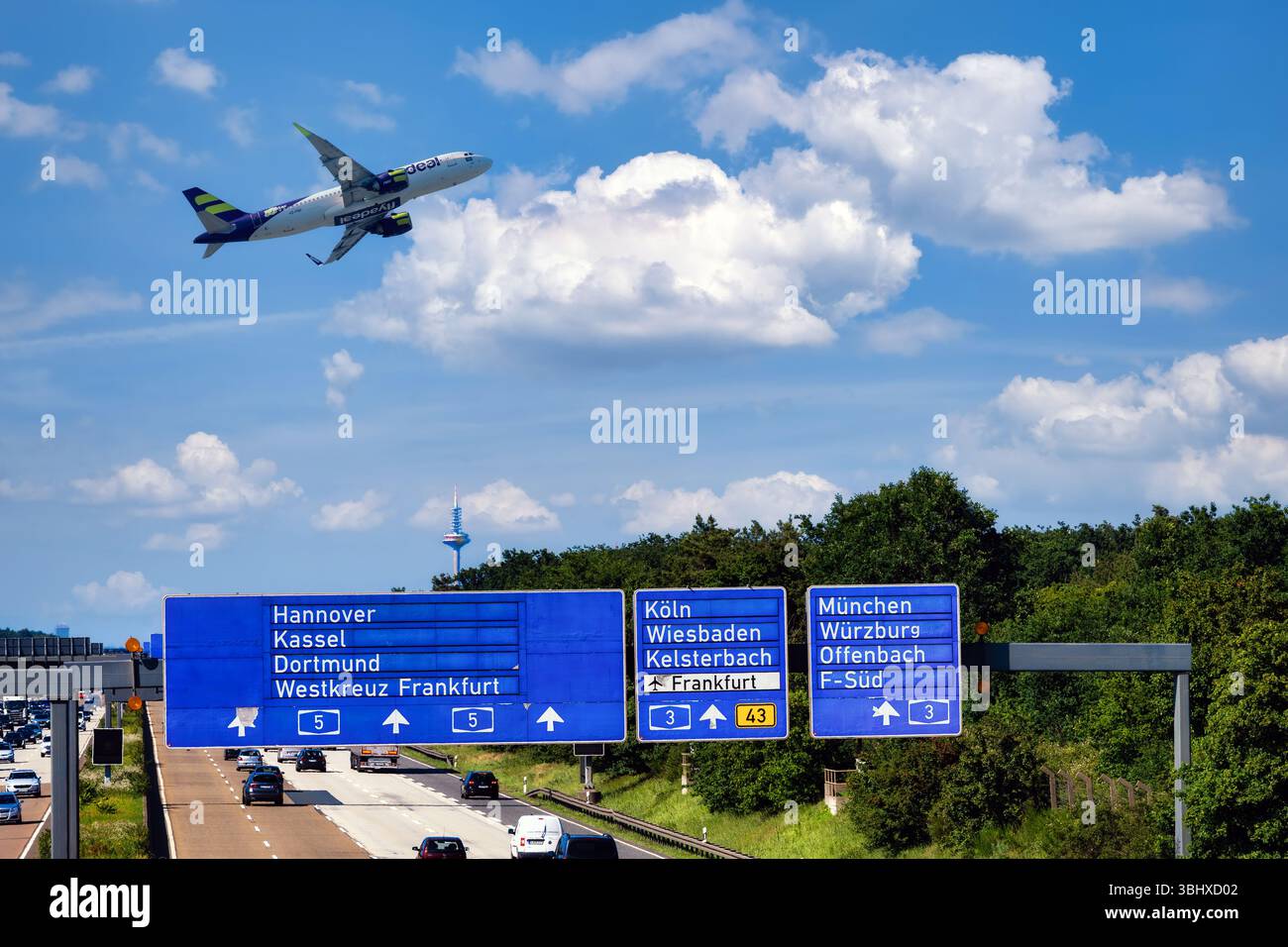 Frankfurt, Deutschland, 11. juni 2025: Der Airbus A320neo von Flyadeal startet über die Autobahn A5 bei Frankfurt mit deutschem Blick auf die Verkehrsschilder und die Telekommunikation Stockfoto