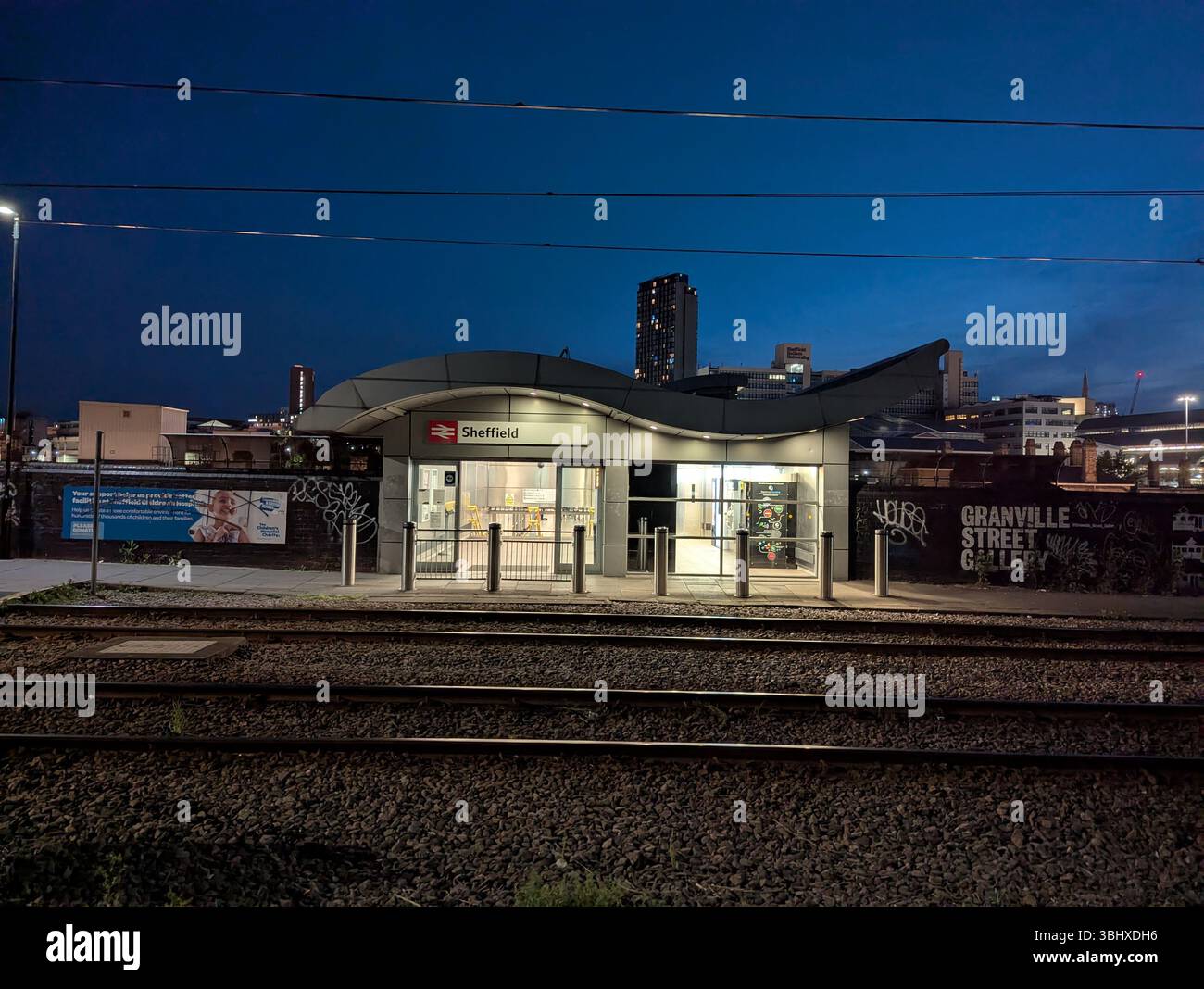 Sheffield Station Supertram Haltestelle. Straßenbahnhaltestelle zum Bahnhof Sheffield und zur Sheffield Hallam University. Teil des Netzdienstes Blue Route. England. - Smartphone-aufgenommenes Stockfoto