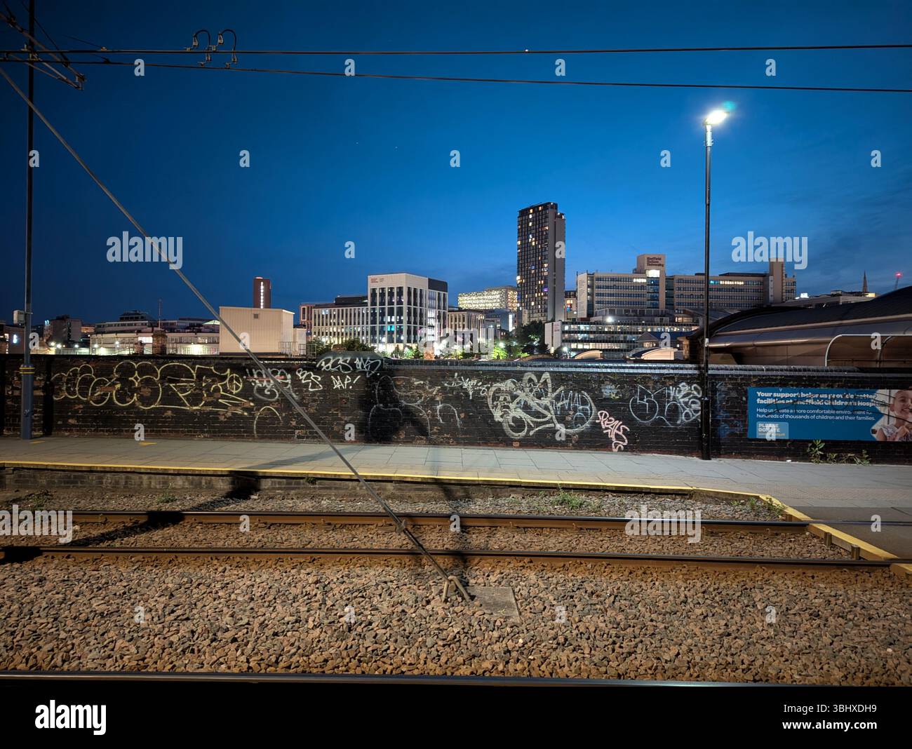 Das pulsierende Stadtbild von Sheffield, South Yorkshire, wird bei Nacht mit Gebäuden und urbanen Landschaften gesehen. - Smartphone-aufgenommenes Stockfoto