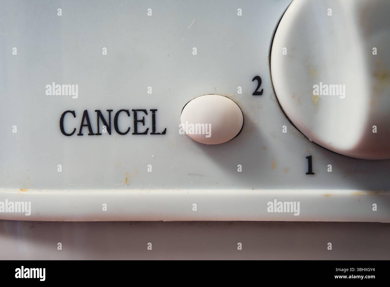 Taste am Gerät für Programm abbrechen und Programm eins oder zwei auswählen. Stockfoto
