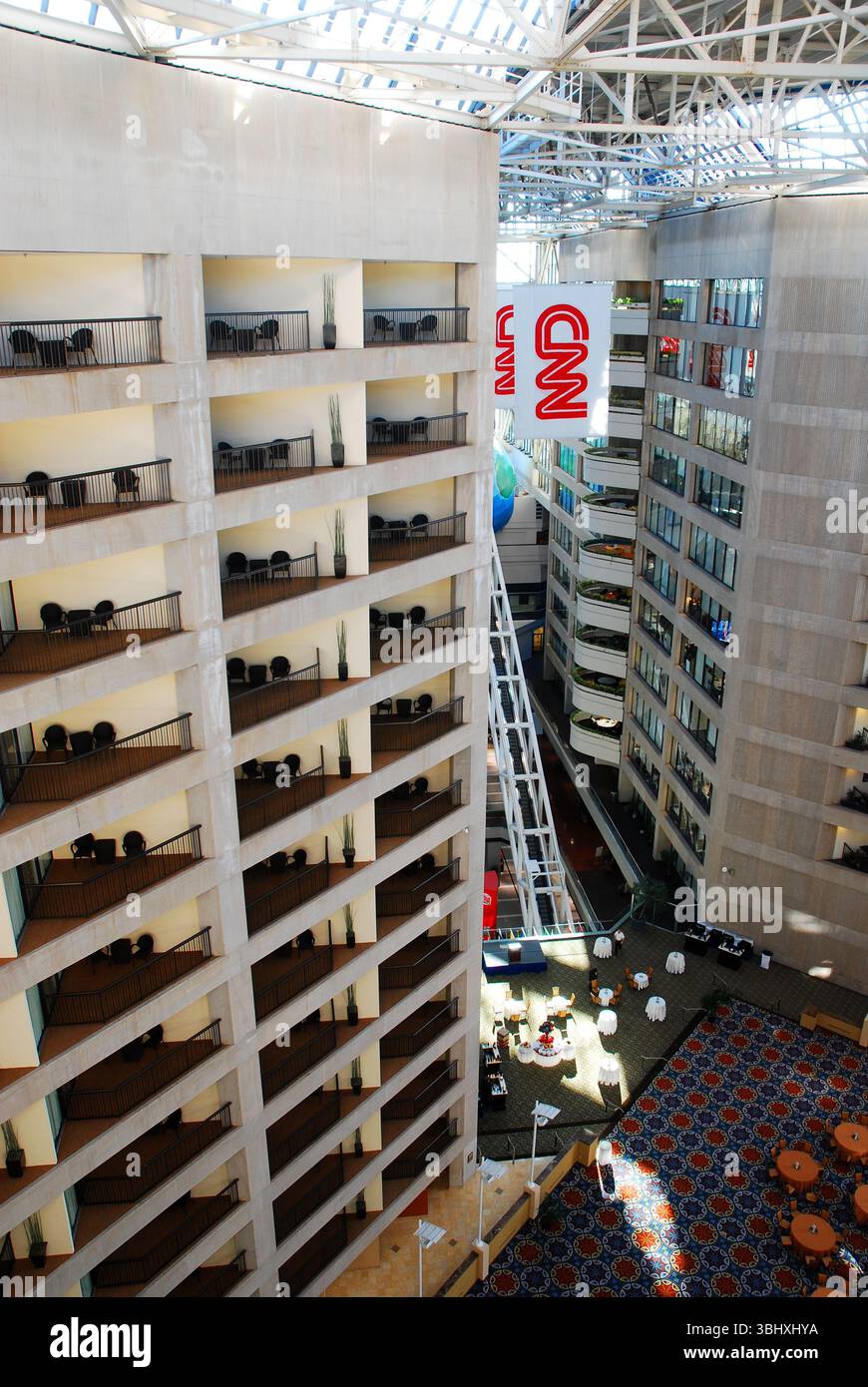 Ein Blick von den oberen Etagen gibt einen Überblick über das Atrium und die Lobby des CNN Building in Atlanta Stockfoto