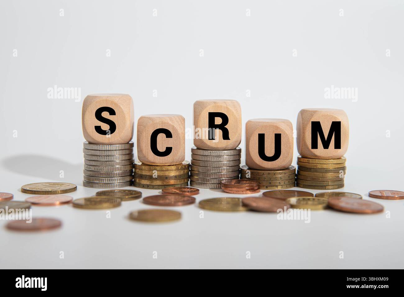 Scrum Master-Methode für agiles Softwareentwicklungskonzept, mehrfarbige Pfeile, die auf das Wort Scrum in der Mitte der schwarzen Zementtafel zeigen Stockfoto