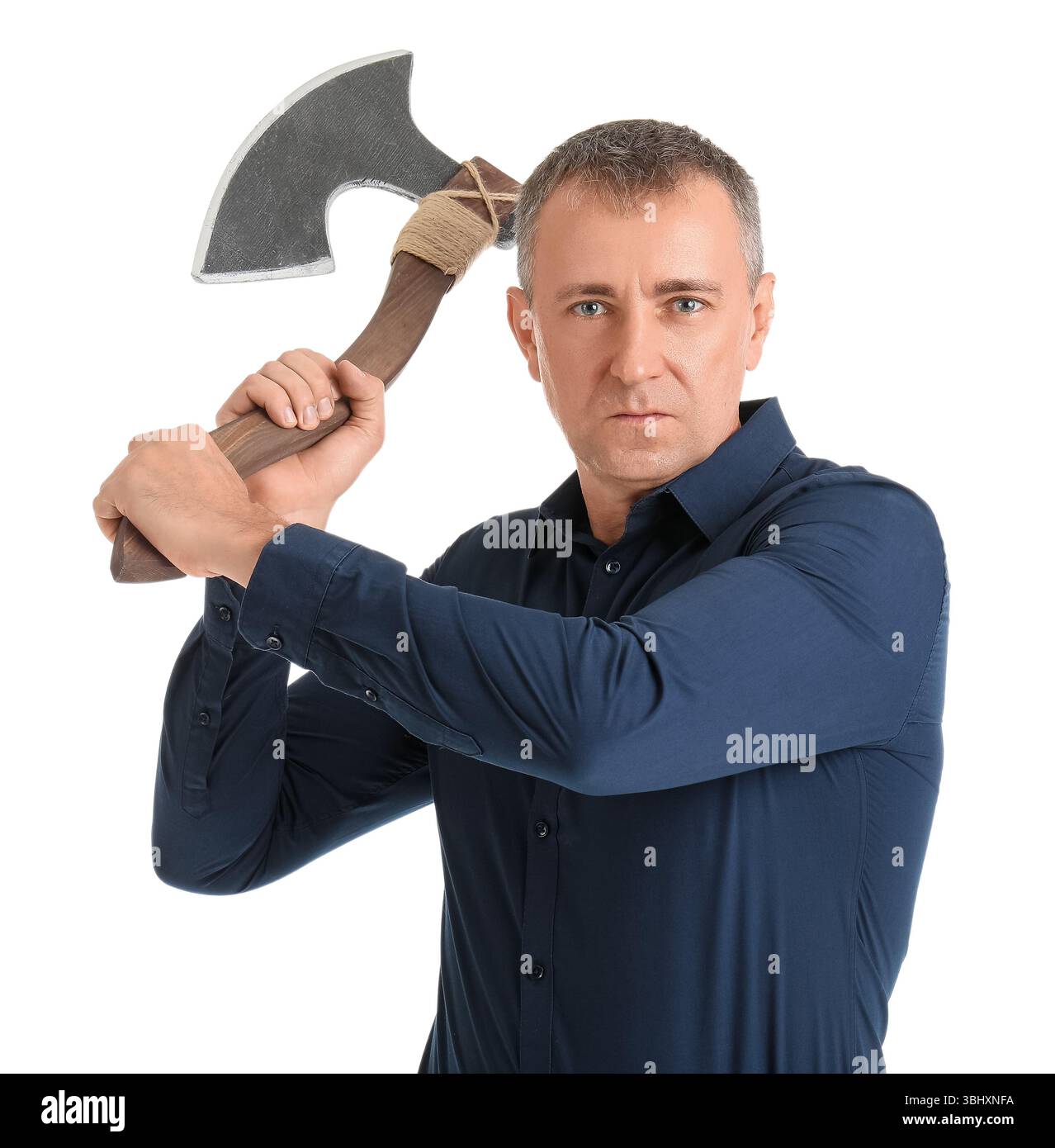 Porträt eines erwachsenen Mannes mit schwingender Axt auf weißem Hintergrund Stockfoto Porträt eines erwachsenen Mannes mit schwingender Axt auf weißem Hintergrund Stockfoto