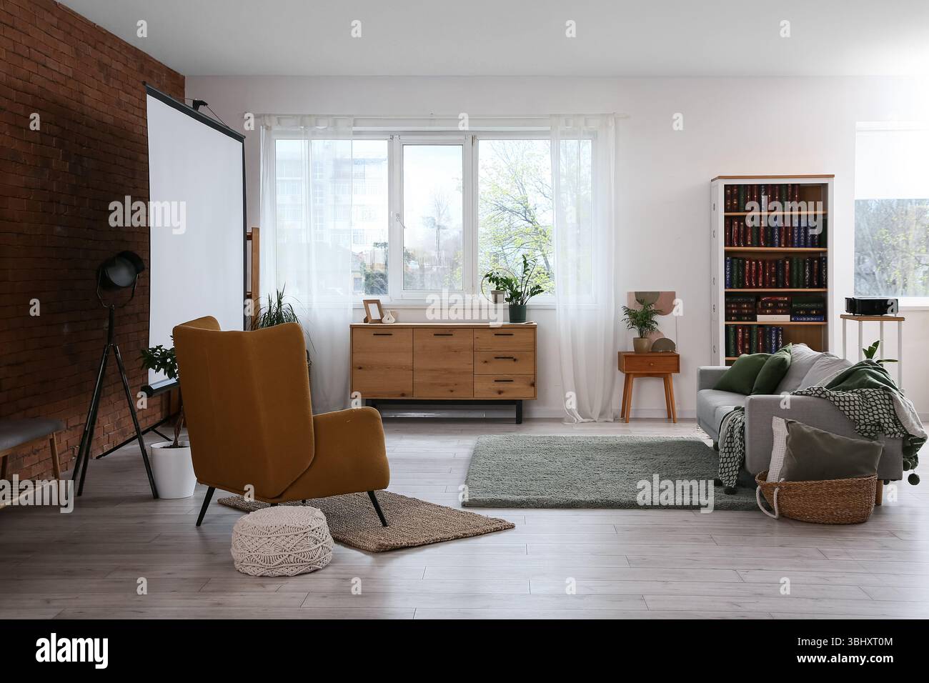 Innenraum mit Videoprojektor, Sofa und Sessel Stockfoto