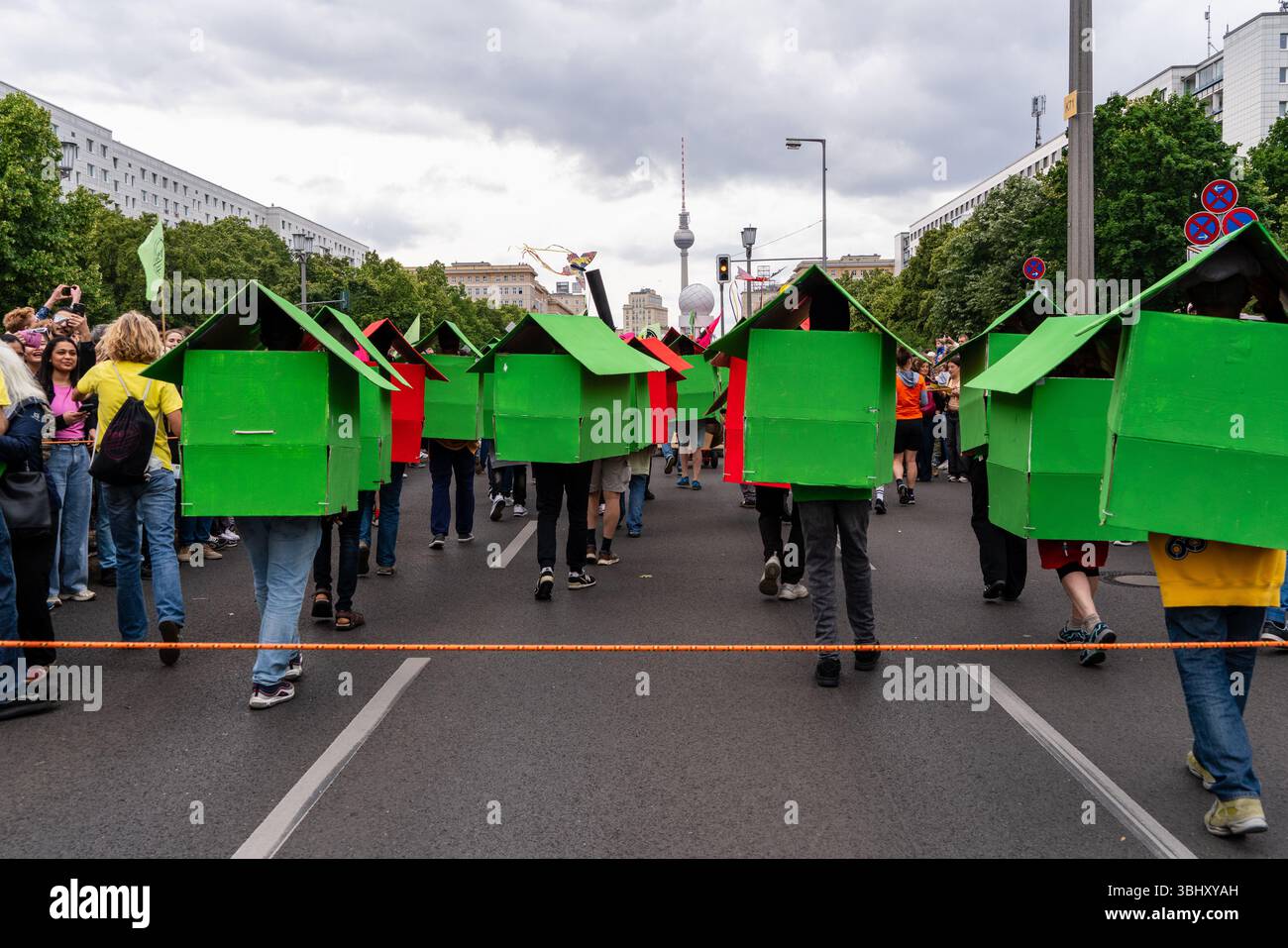 Berlin 8. Juni 2025: Diesmal findet in Friedrichshain der Karneval der Kulturen statt. Viele Zuschauer beobachten das bunte Ereignis. Stockfoto