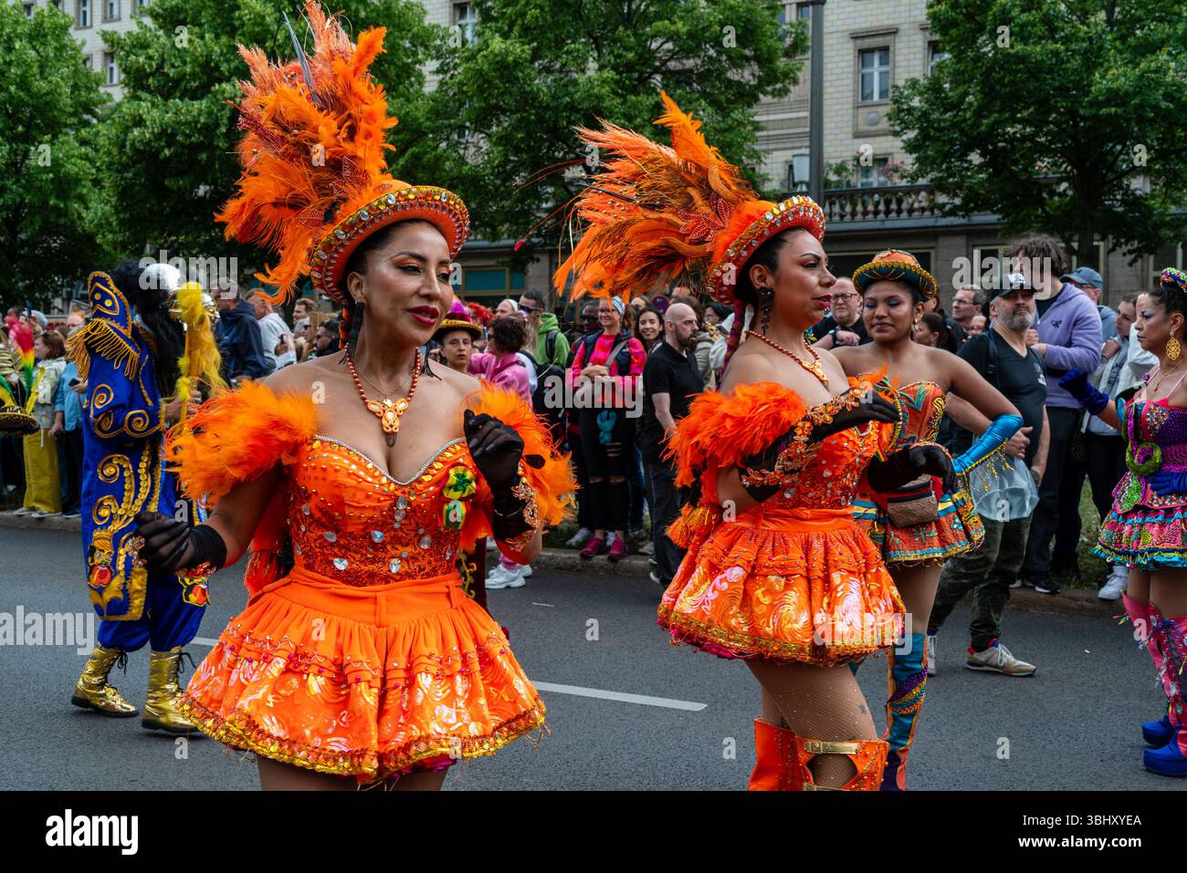 Berlin 8. Juni 2025: Diesmal findet in Friedrichshain der Karneval der Kulturen statt. Viele Zuschauer beobachten das bunte Ereignis. Stockfoto