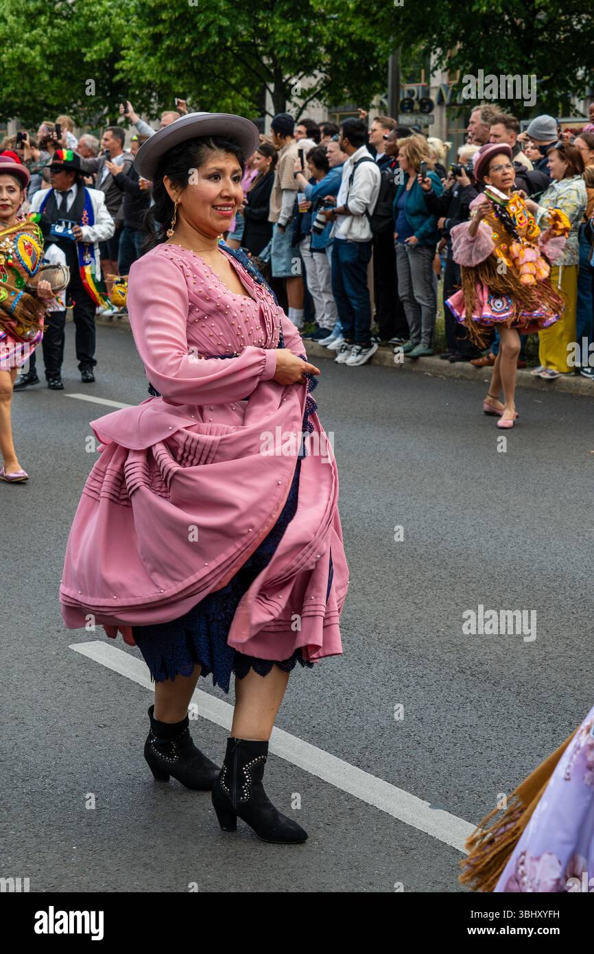 Berlin 8. Juni 2025: Diesmal findet in Friedrichshain der Karneval der Kulturen statt. Viele Zuschauer beobachten das bunte Ereignis. Stockfoto