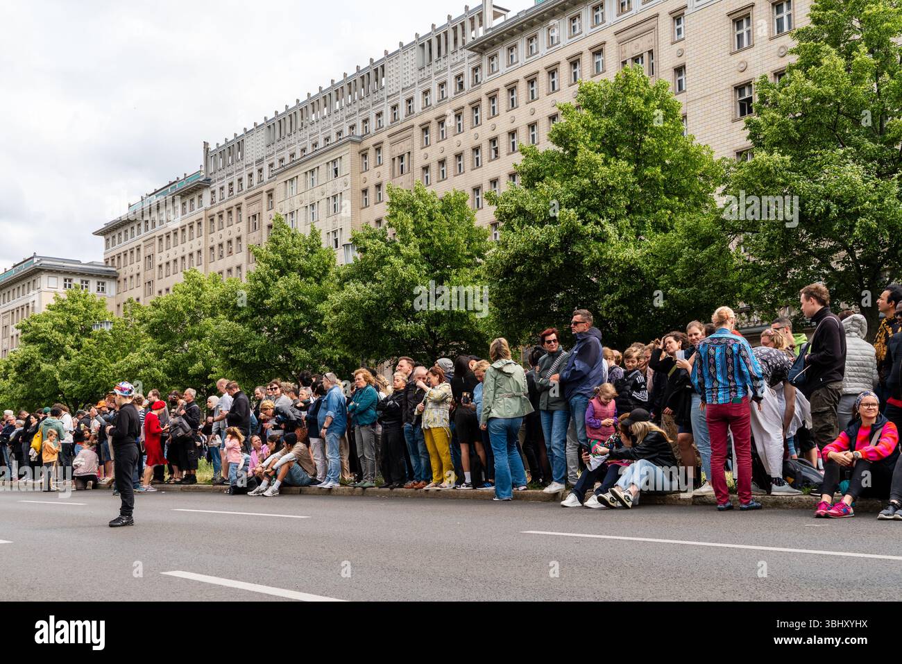 Berlin 8. Juni 2025: Diesmal findet in Friedrichshain der Karneval der Kulturen statt. Viele Zuschauer beobachten das bunte Ereignis. Stockfoto