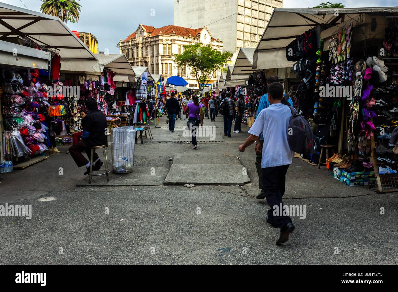Sao Paulo, Brasilien, 27. November 2012. Straßenverkäuferstände in Fernando Costa Bagger, auf dem gleichnamigen Platz neben dem Dom Pedro II Pa Stockfoto