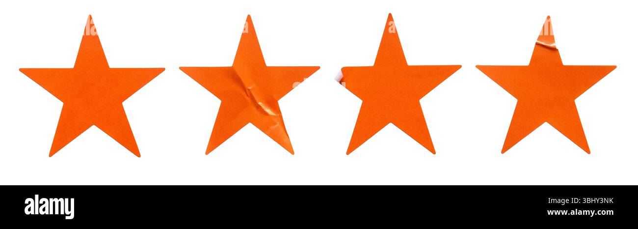 Ein Satz orangefarbener, sternförmiger Papieraufkleber, isoliert auf weißem Hintergrund. Stockfoto