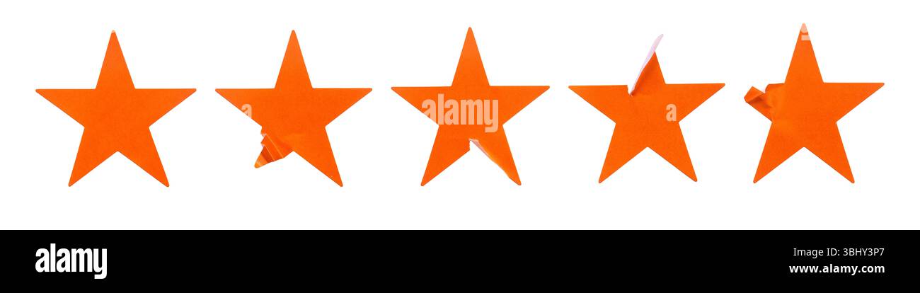 Ein Satz orangefarbener, sternförmiger Papieraufkleber, isoliert auf weißem Hintergrund. Stockfoto