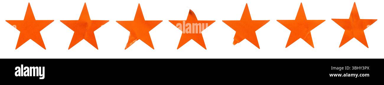 Ein Satz orangefarbener, sternförmiger Papieraufkleber, isoliert auf weißem Hintergrund. Stockfoto