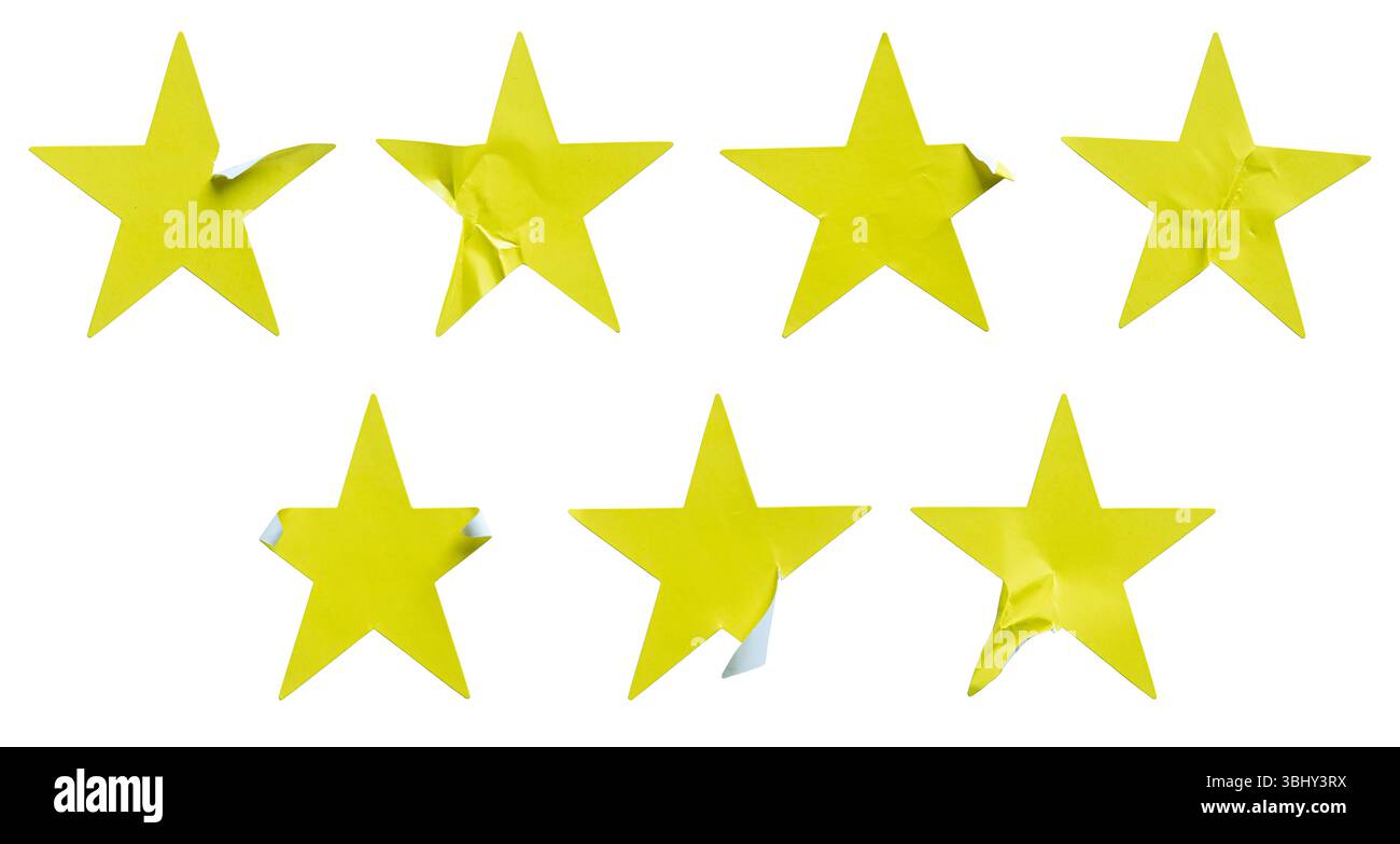 Ein Satz gelber, sternförmiger Papieraufkleber, isoliert auf weißem Hintergrund. Stockfoto