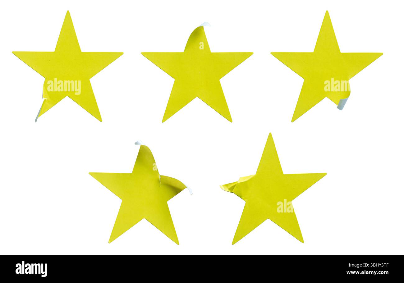 Ein Satz gelber, sternförmiger Papieraufkleber, isoliert auf weißem Hintergrund. Stockfoto
