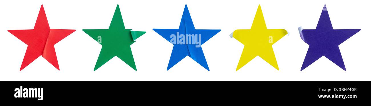 Ein Satz farbenfroher, sternförmiger Papieraufkleber isoliert auf weißem Hintergrund. Stockfoto