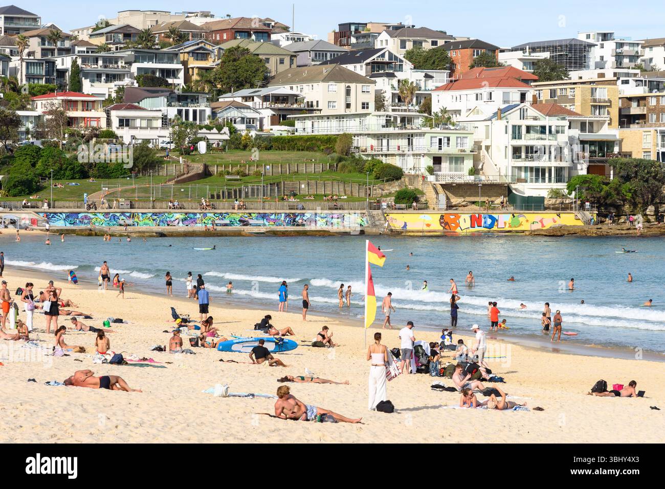 Ein geschäftiger Strand von Bondi an einem sonnigen Herbsttag Stockfoto