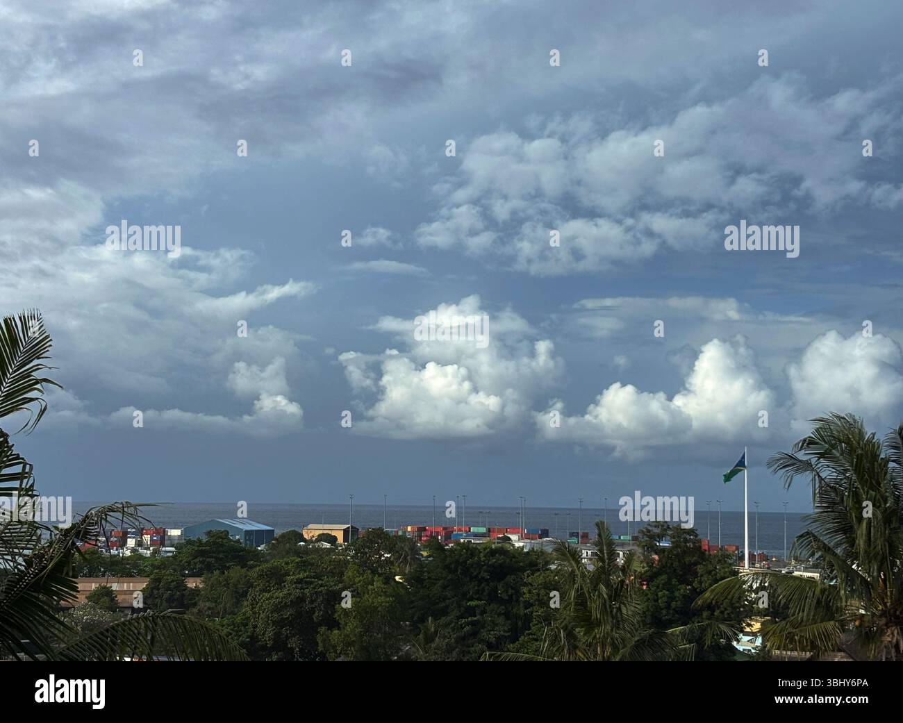 Stürmischer Himmel über dem Hafen von Point Cruz, Honiara, Salomonen. Keine PR - Smartphone-aufgenommenes Stockfoto