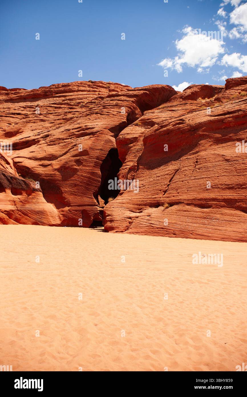 Eine Spalte im Sandstein führt zum Upper Antelope Canyon Slot Canyon, Arizona, USA Stockfoto