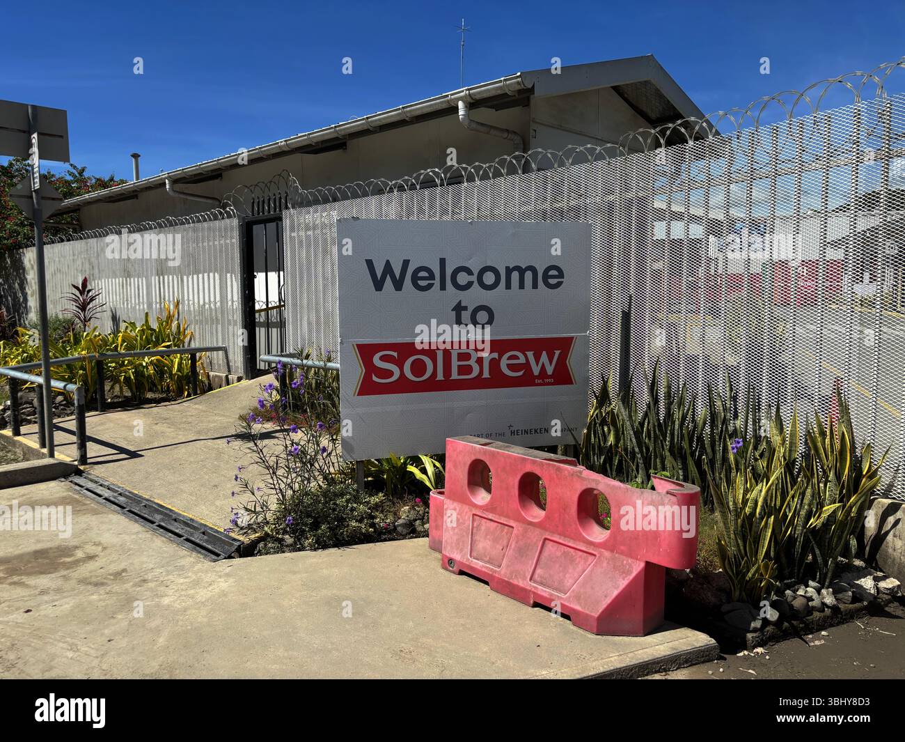 Eintritt zur SolBrew-Fabrik, Honiara, Guadalcanal, Salomonen. Keine PR Stockfoto