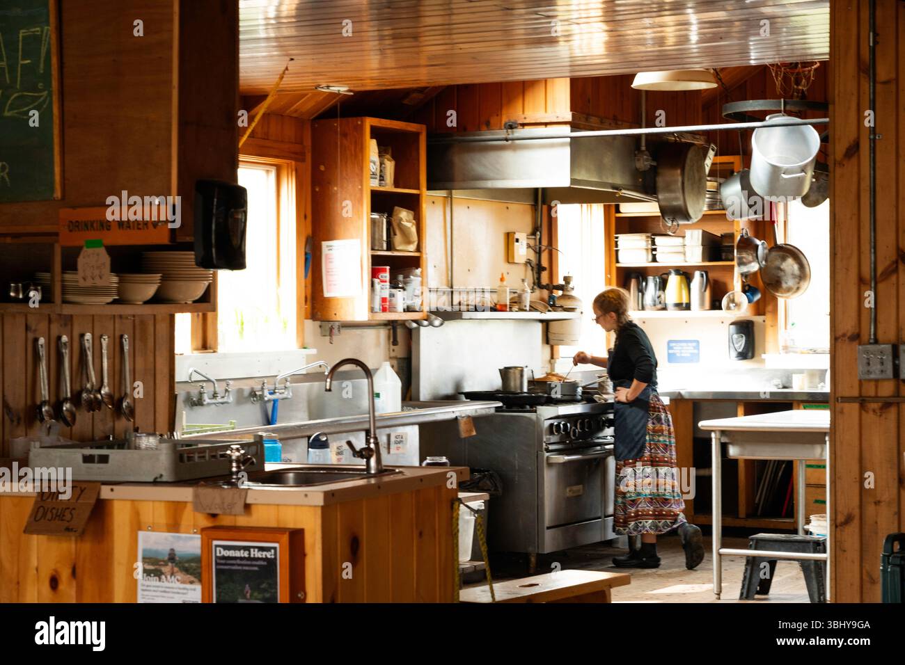 New Hamphsire, USA – 28. September 2023: Freiwillige kochen eine frische Portion Butternussuppe für Wanderer in Greenleaf Hut am Appalachian Trail, Stockfoto