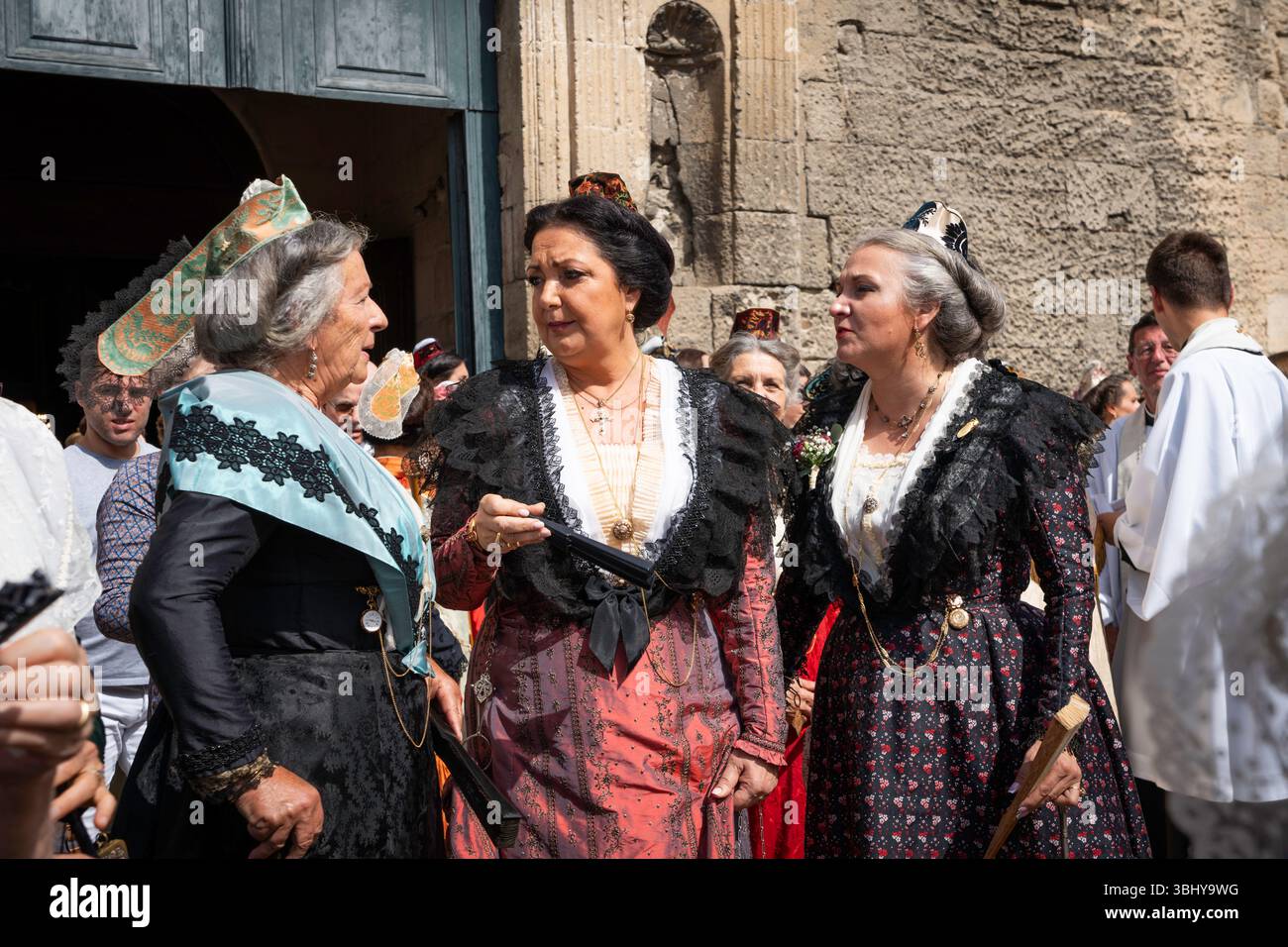 Seniorinnen verlassen die Kirche Norte Dame beim Fete du Kostümfest, wo über 500 Frauen traditionelle Kleidung aus ihrer Region tragen, die Diffe darstellen Stockfoto
