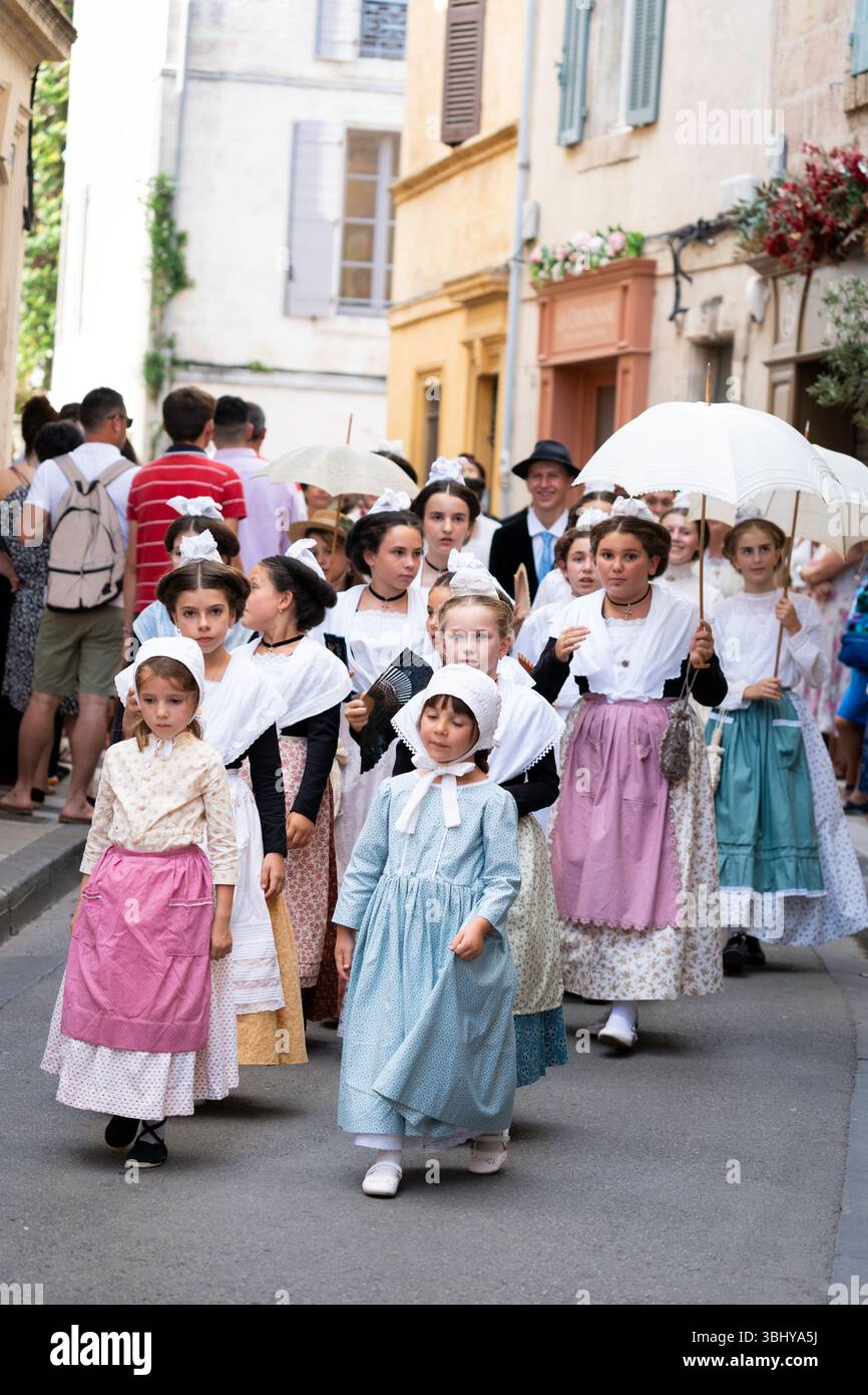 Während des Fete du Kostümfestes ziehen sich über 500 Frauen in Tradi durch die alten mittelalterlichen Straßen Stockfoto