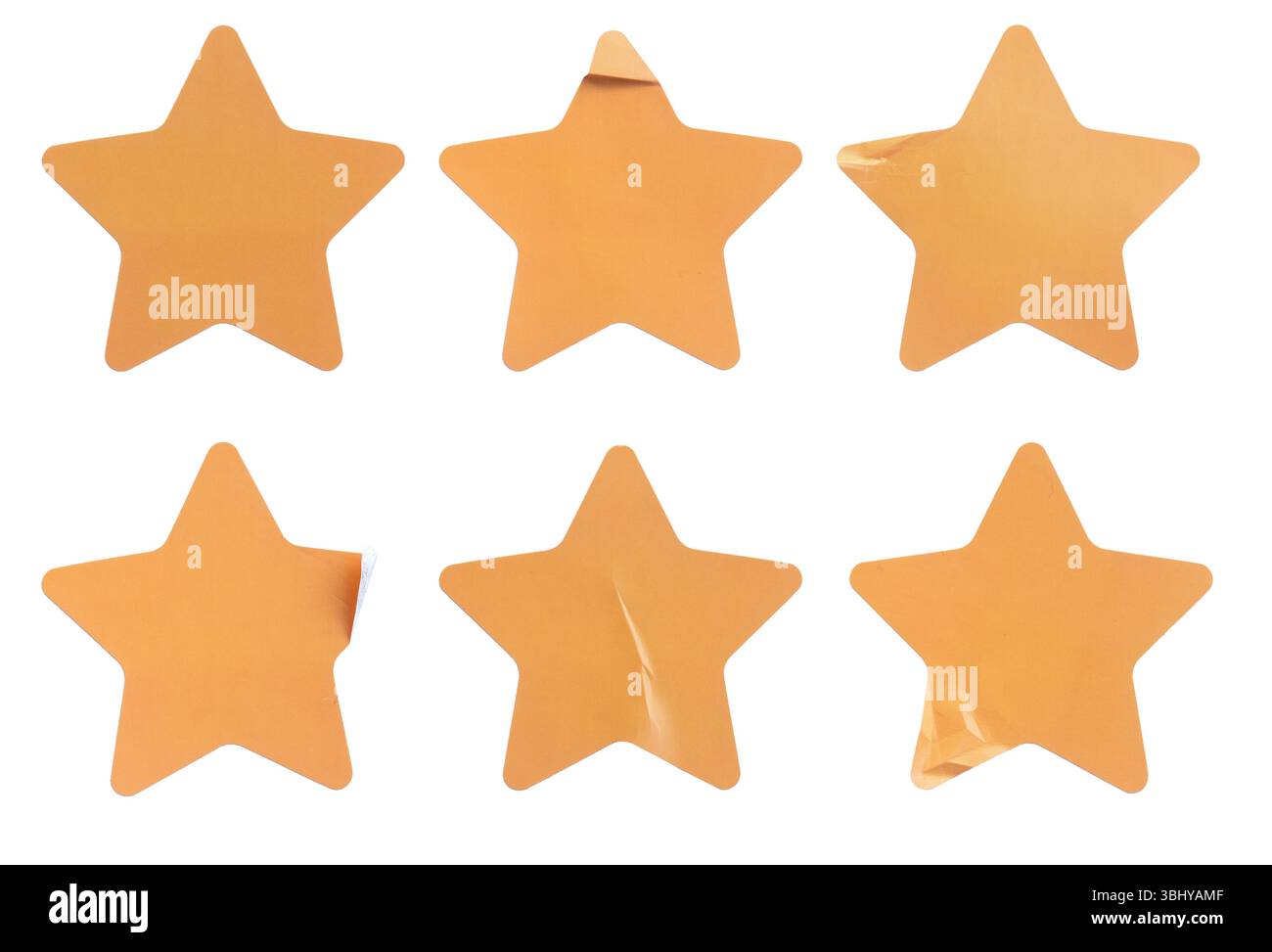 Ein Satz orangefarbener, sternförmiger Papieraufkleber, isoliert auf weißem Hintergrund. Stockfoto