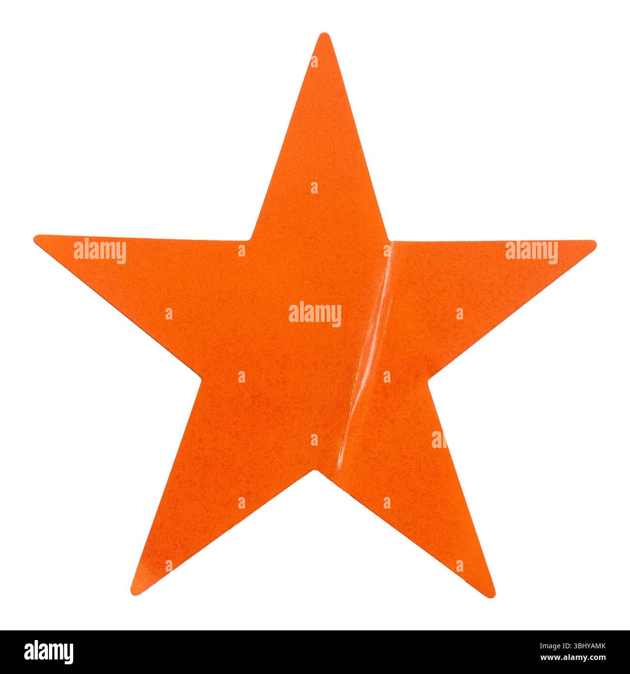 Orangefarbenes, sternförmiges Papieraufkleber isoliert auf weißem Hintergrund. Stockfoto