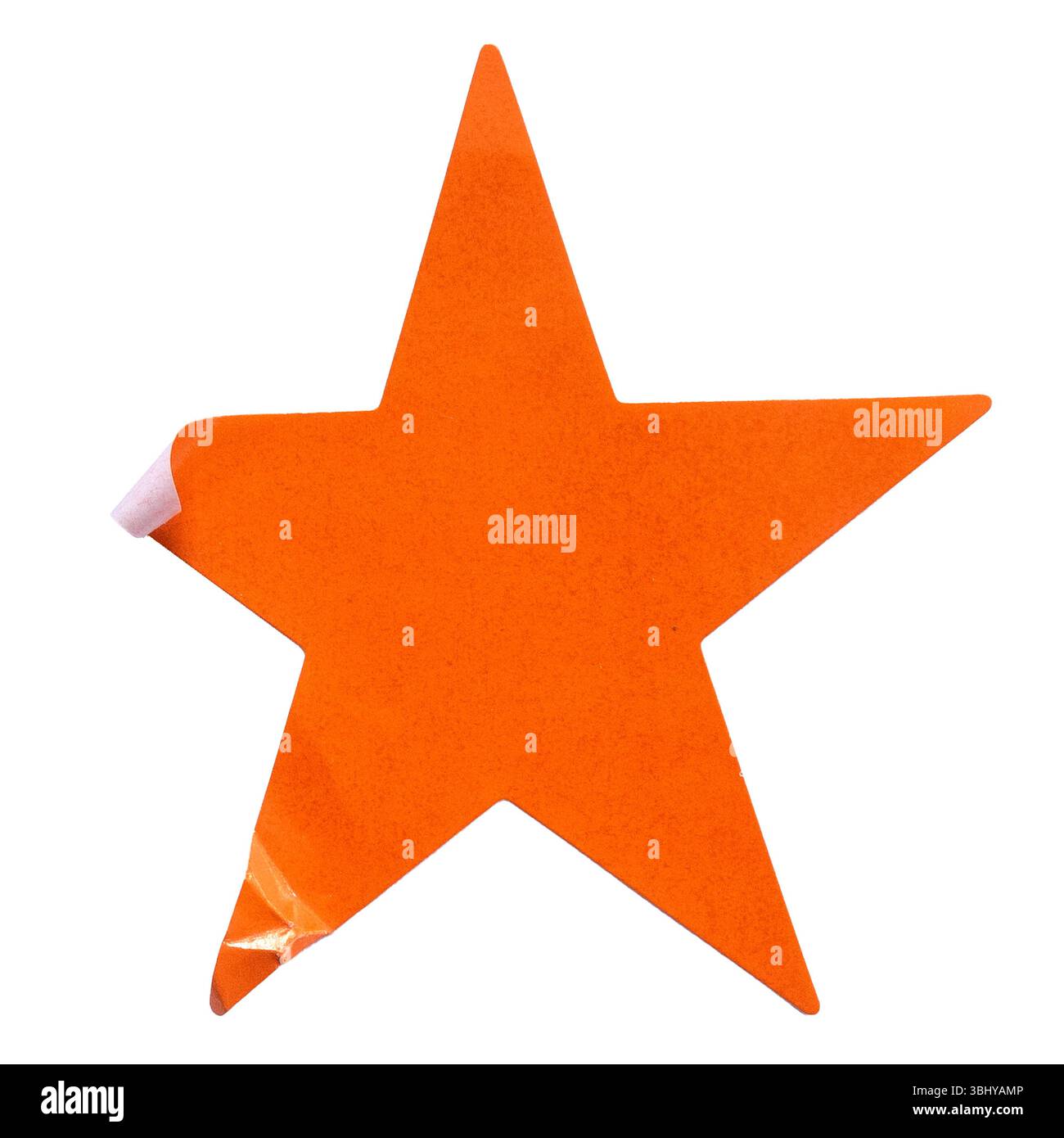 Orangefarbenes, sternförmiges Papieraufkleber isoliert auf weißem Hintergrund. Stockfoto