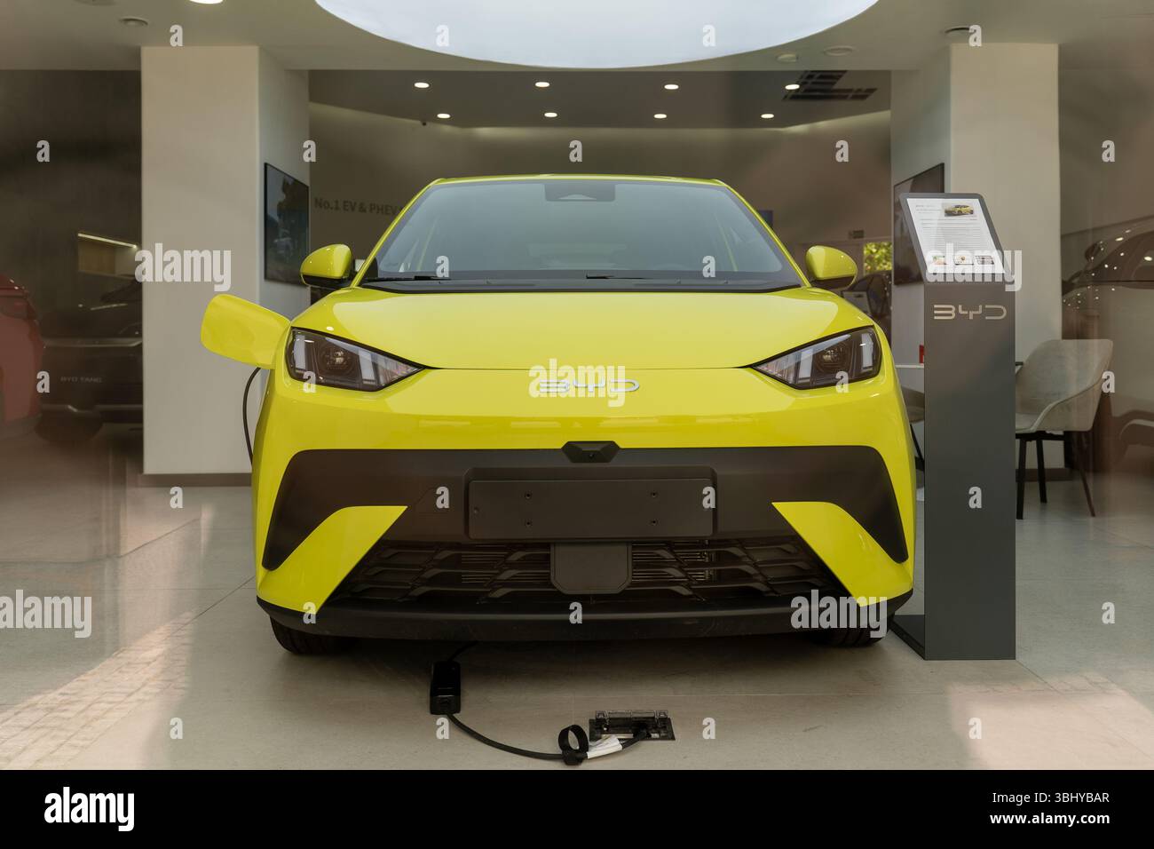 BYD-Auto geparkt gesehen. Stockfoto