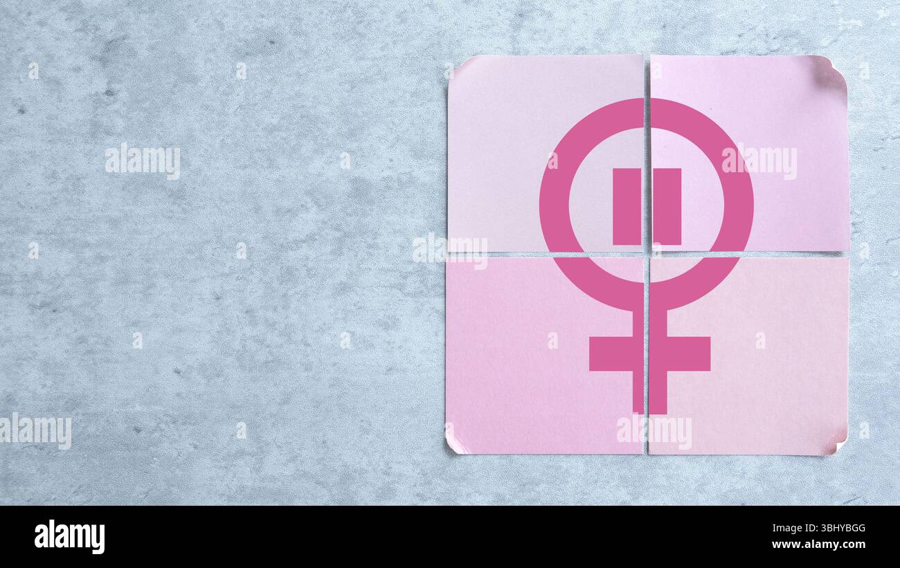 Vier rosafarbene Karten bilden ein Menopausensymbol über einem grauen Hintergrund mit Kopierraum – Eine kreative Darstellung von Bewusstsein und Heilung der Menopause Stockfoto