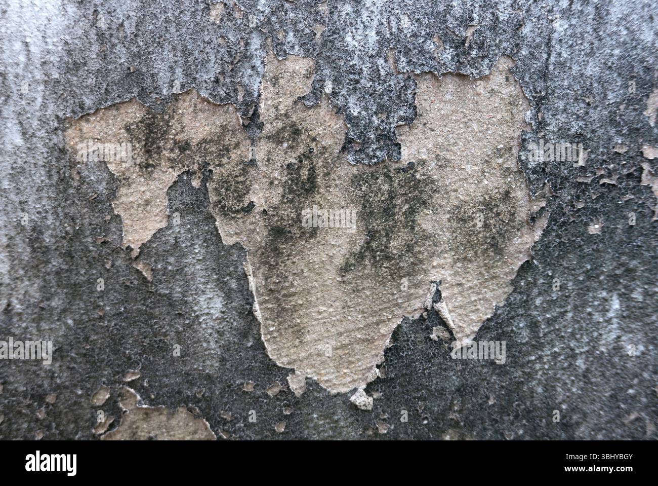 Abblätternde Farbe auf verwitterter Wandoberfläche mit freiliegenden Schichten und Texturen Stockfoto