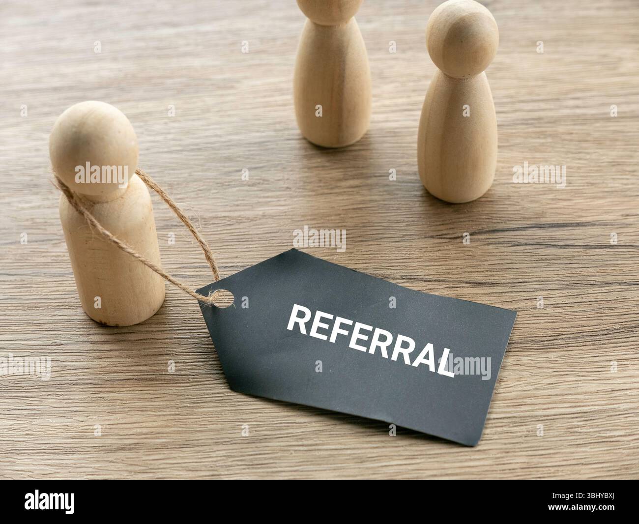 Empfehlungskonzept mit Holzfiguren für Teamzusammenarbeit und Networking Stockfoto