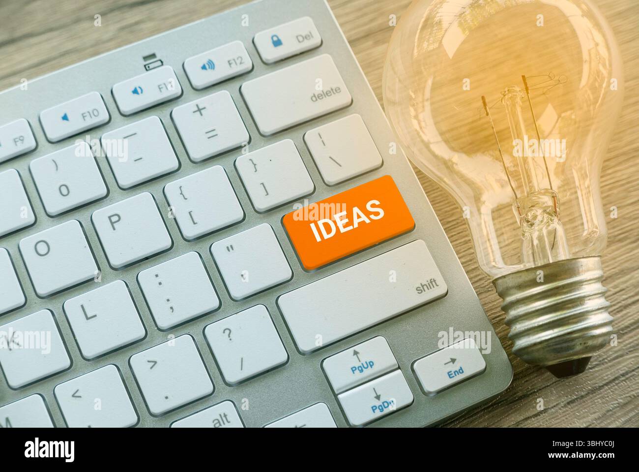 Innovatives Ideenkonzept mit Tastatur und Glühbirne Stockfoto