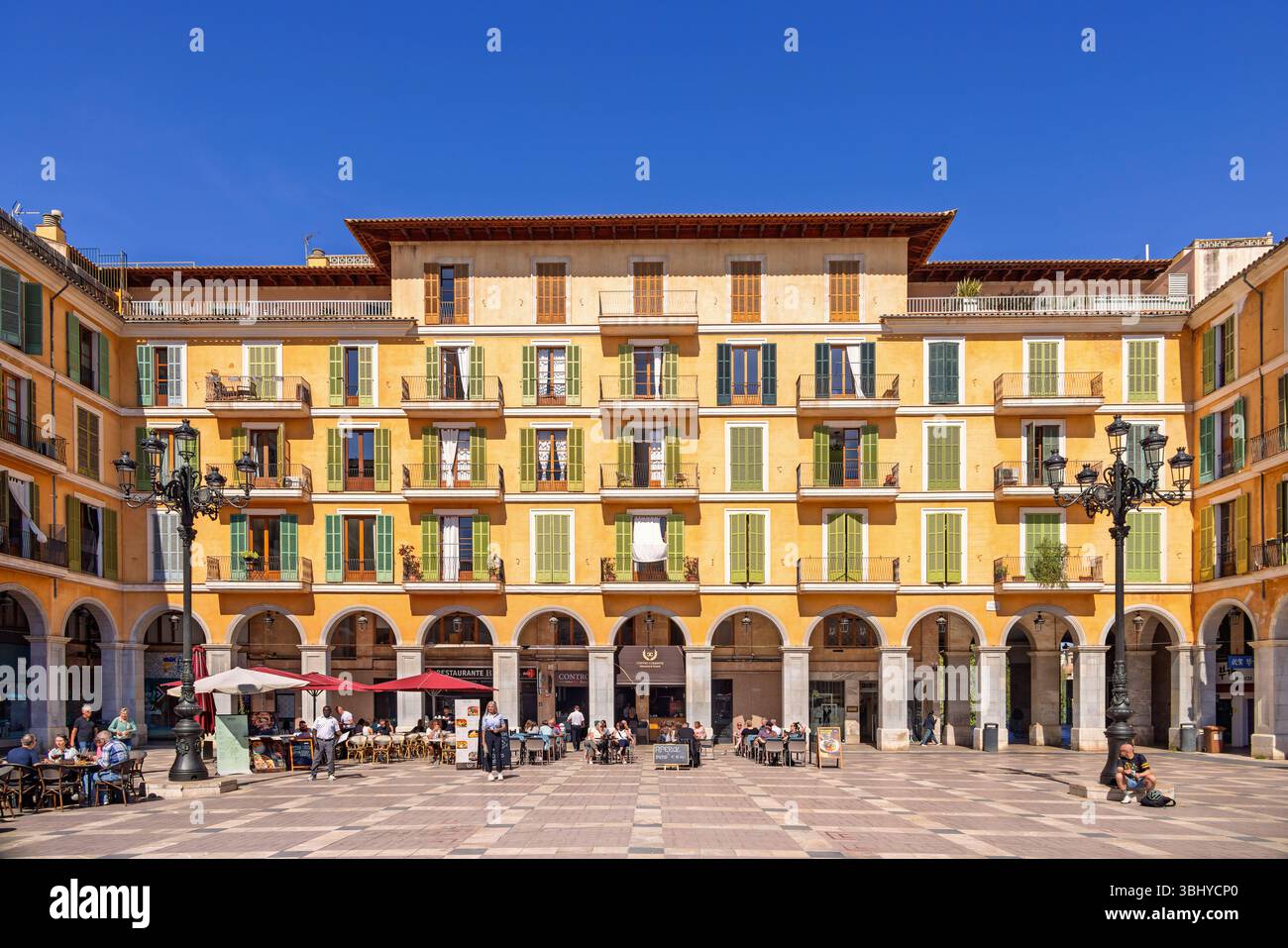 Blick auf die Plaza Mayor in Palma de Mallorca mit Restaurants und Menschen auf dem Platz Stockfoto